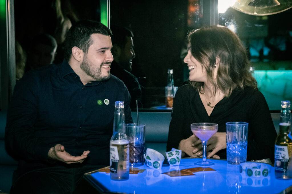 speed dating image - couple chatting with drinks