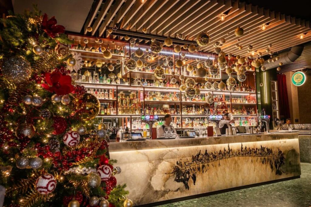 Join us for a festive evening of connection as Cocktails & Conversation brings together 100 members and guests for a Christmas social like no other. Set inside a beautiful, stylish venue in Paddington Basin, this event offers the perfect backdrop for meeting new people just in time for the holidays. Think warm lighting, cosy corners, great music, and a room full of like-minded London professionals looking to expand their social circle before Christmas.